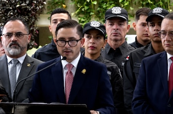 Gabriel Aguilar, ministro de Justicia, indicó que las prendas serán confeccionadas por mujeres privadas de libertad del centro penitenciario El Buen Pastor con apoyo técnico del INA. Crédito: Transmisión Presidencia de la República