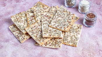 Receta fácil para preparar en casa pan tipo Wassa: los crackers sin gluten más saludables y crujientes
