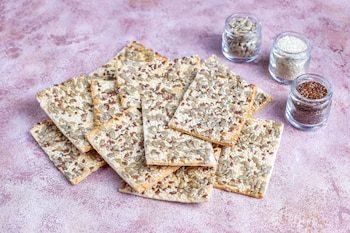 Crackers caseros con semillas (Freepik)