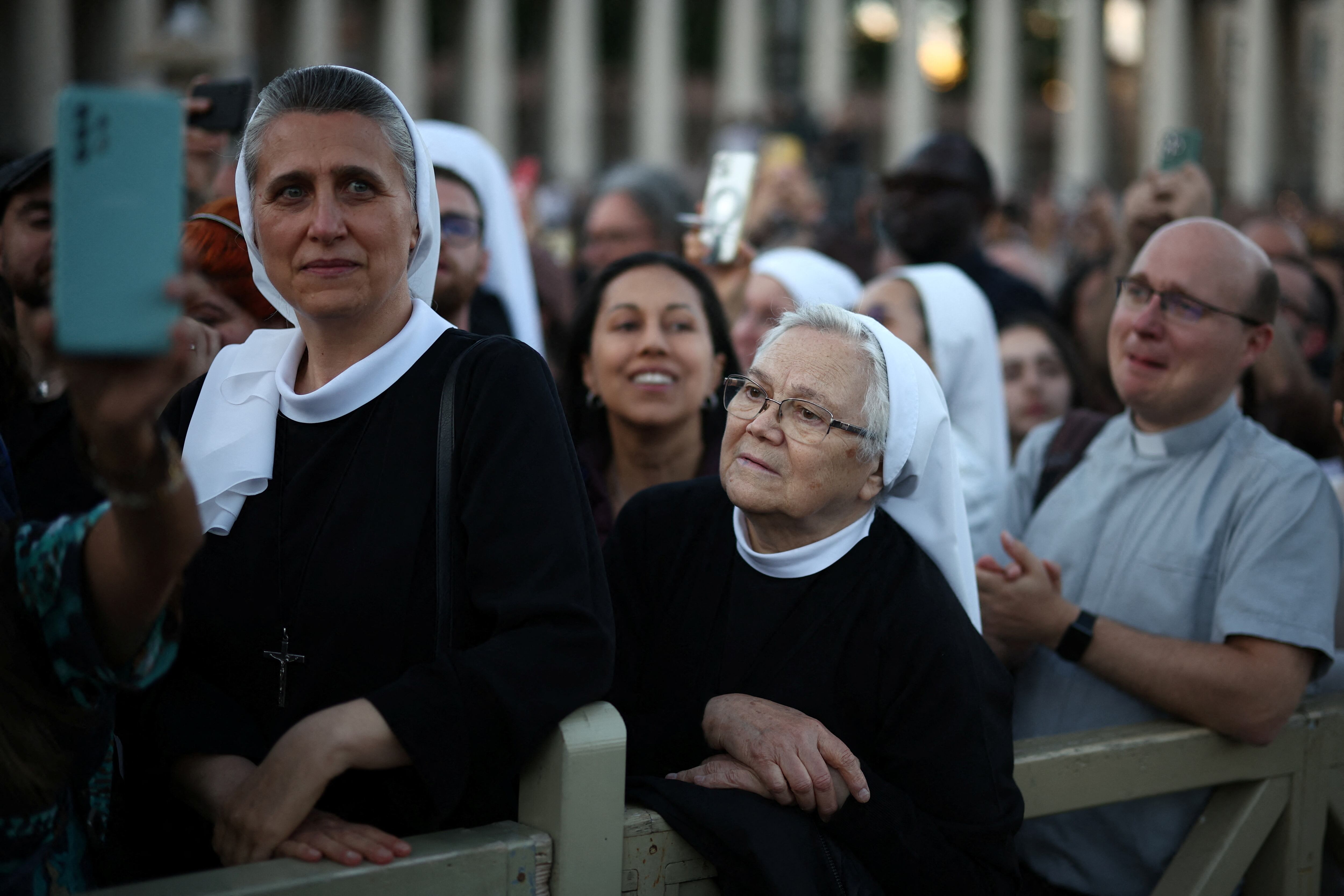 Las monjas reaccionan tras el anuncio de que el cardenal estadounidense Robert Prevost ha sido elegido por el cónclave como nuevo papa, con el nombre de Papa León XIV, en el Vaticano, el 8 de mayo de 2025