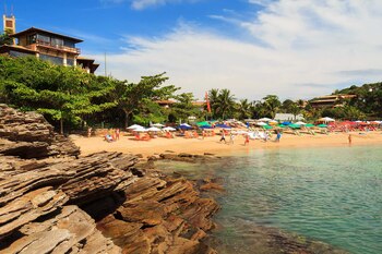 La playa Ferradurinha con mar azul en Buzios cerca de Río de Janeiro, Brasil