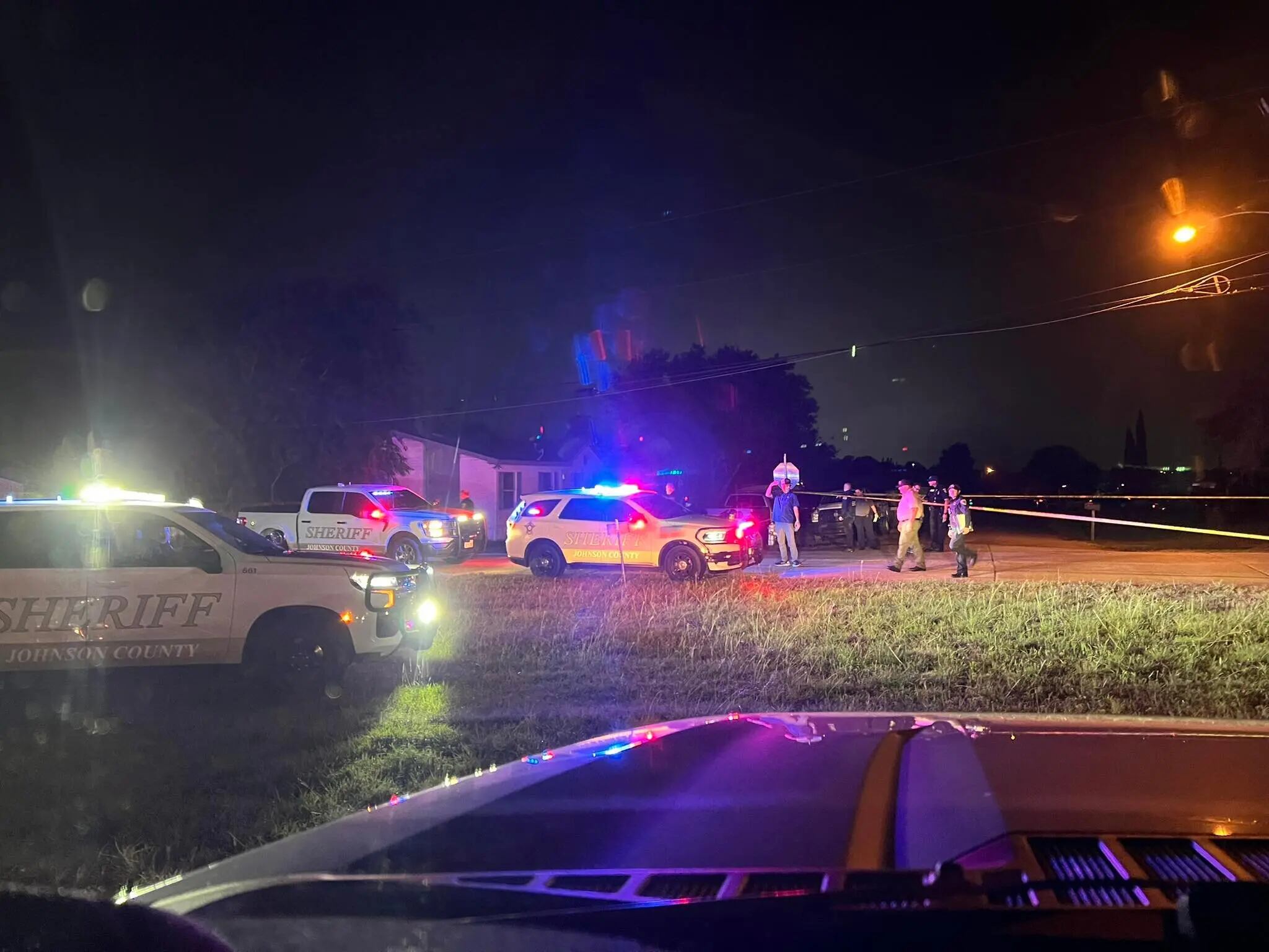 La policía de Alvarado respondió al reporte de personas armadas en el exterior del centro de detención Prairieland, donde resultó herido un oficial. (Oficina del Sheriff del Condado de Johnson)