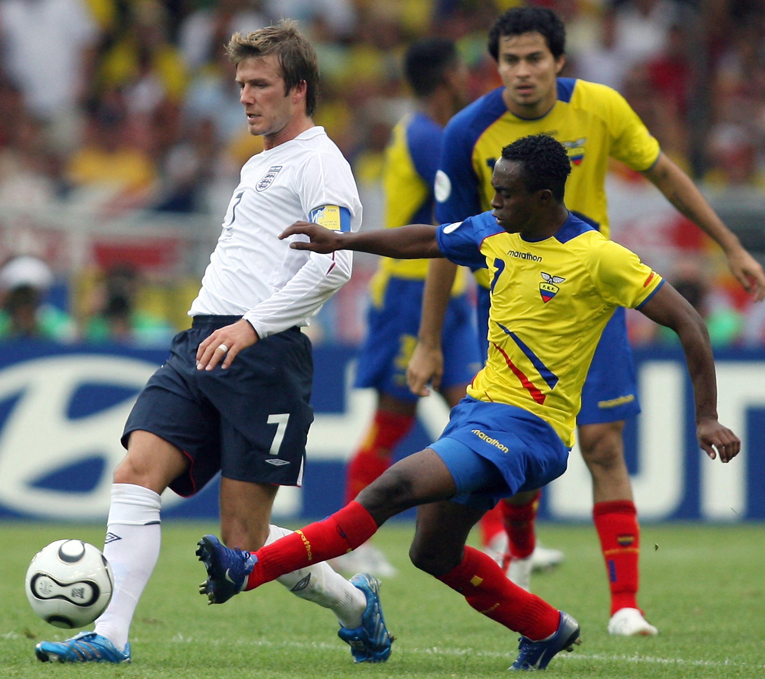 (ARCHIVOS) El centrocampista ecuatoriano Christian Lara (D) disputa el balón con el centrocampista inglés David Beckham (I) durante el partido de octavos de final del Mundial entre Inglaterra y Ecuador en el estadio Gottlieb-Daimler de Stuttgart, el 25 de junio de 2006. La policía ecuatoriana arrestó al exjugador de la selección nacional Christian Lara y a otras tres personas el 7 de abril de 2026 por un intento de robo en una tienda de Quito. Según la policía, el centrocampista ofensivo, que se retiró en 2018, conducía el vehículo en el que viajaban los delincuentes. Tras frustrar el robo, los agentes incautaron tres armas, entre ellas una subametralladora de fabricación casera. (Foto de ADRIAN DENNIS / AFP)
