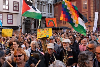 Decenas de personas en Oviedo protestan por la agresión que sufrieron dos activistas de izquierda. (Juan Vega / Europa Press)