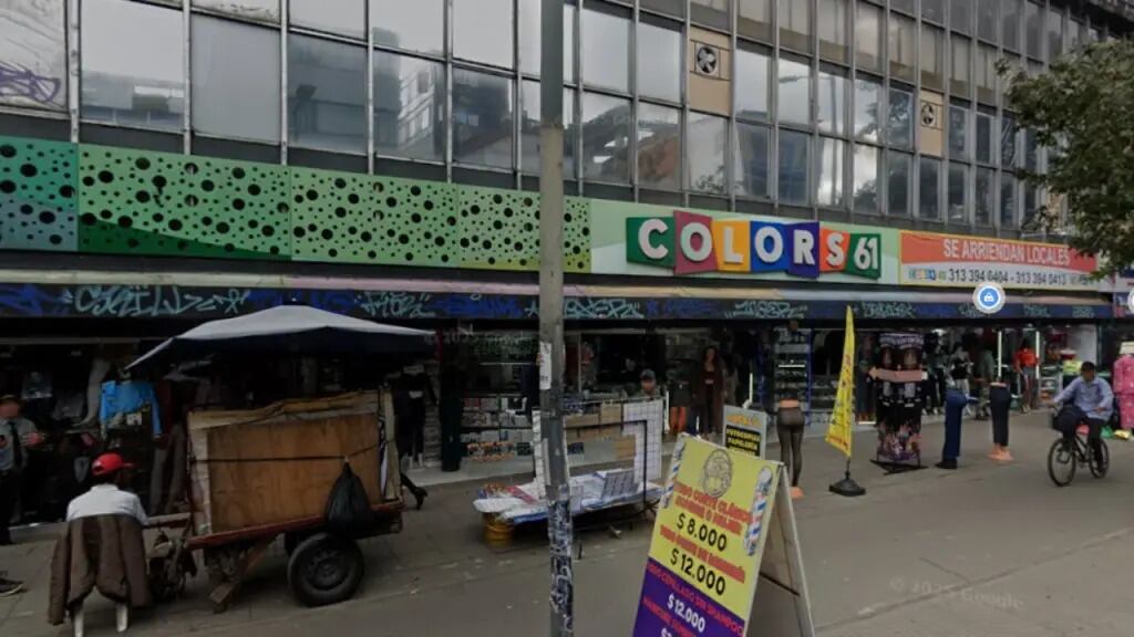 Las cámaras de seguridad captaron el asalto a la joyería en el centro comercial Colors 61 de Chapinero, Bogotá - crédito X