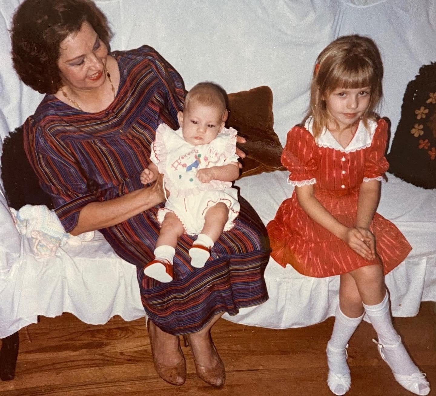 La niña del vestido rojo, protagonista de esta historia, junto a su abuela y su hermana Rachel