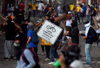 Manifestantes se cubren con carteles