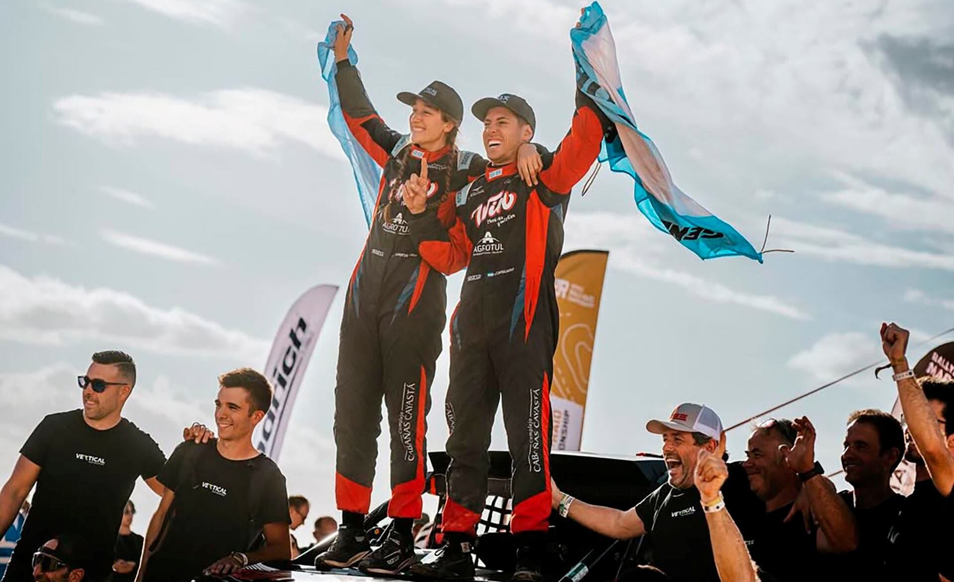 La pareja festeja su triunfo en el Rally Dakar en la Challenger en 2025 y ahora buscarán vencer en la clasificación absoluta