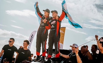 La pareja festeja su triunfo en el Rally Dakar en la Challenger en 2025 y ahora buscarán vencer en la clasificación absoluta