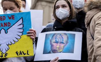 Un manifestante sostiene una foto