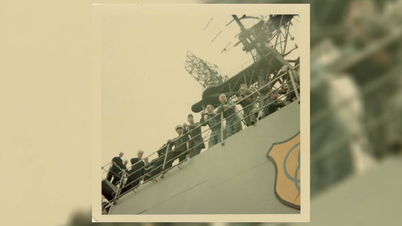 Miembros de la tripulación de un buque de recuperación observan el cielo. ((Ron Mc Queeney/Ohio History Connectio vía AP))