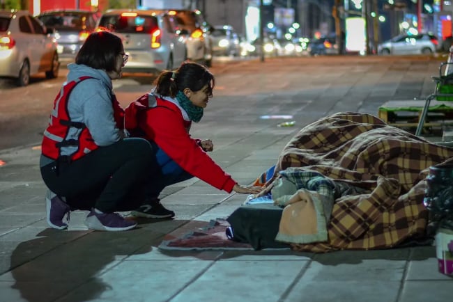 Cruz Roja Argentina recorre las calles de todo el país con voluntarios que brindan atención, abrigo e higiene a personas en situación de vulnerabilidad
