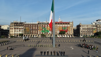 Sheinbaum encabezó el izamiento de bandera a media asta por los sismos de 19-S. | Presidencia