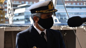 El personal naval siguió atentamente