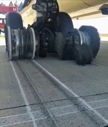 El estado del tren de aterrizaje impidió que el avión abandonara la pista por sus propios medios