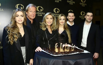 Normal Duval frente a una tarta por la celebración de su 62 cumpleaños con Matthias Kühn, sus hijos Marc y Christian Ostarcevic; y sus sobrinas, Andrea y Paula Paredes.
