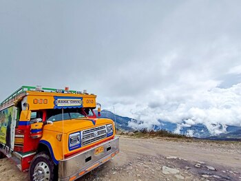 La chiva que educa sobre el cuidado del medio ambiente ha llegado a diferentes lugares de Colombia - crédito Proaves