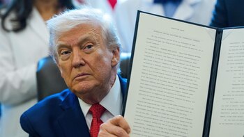 Trump firma una orden para