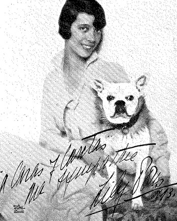 Lily Pons con su bulldog