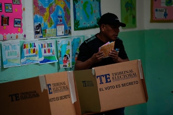 Un votante con su papeleta en la mano en las últimas elecciones generales en Panamá, el domingo 5 de mayo de 2024. (AP Foto/Matías Delacroix)