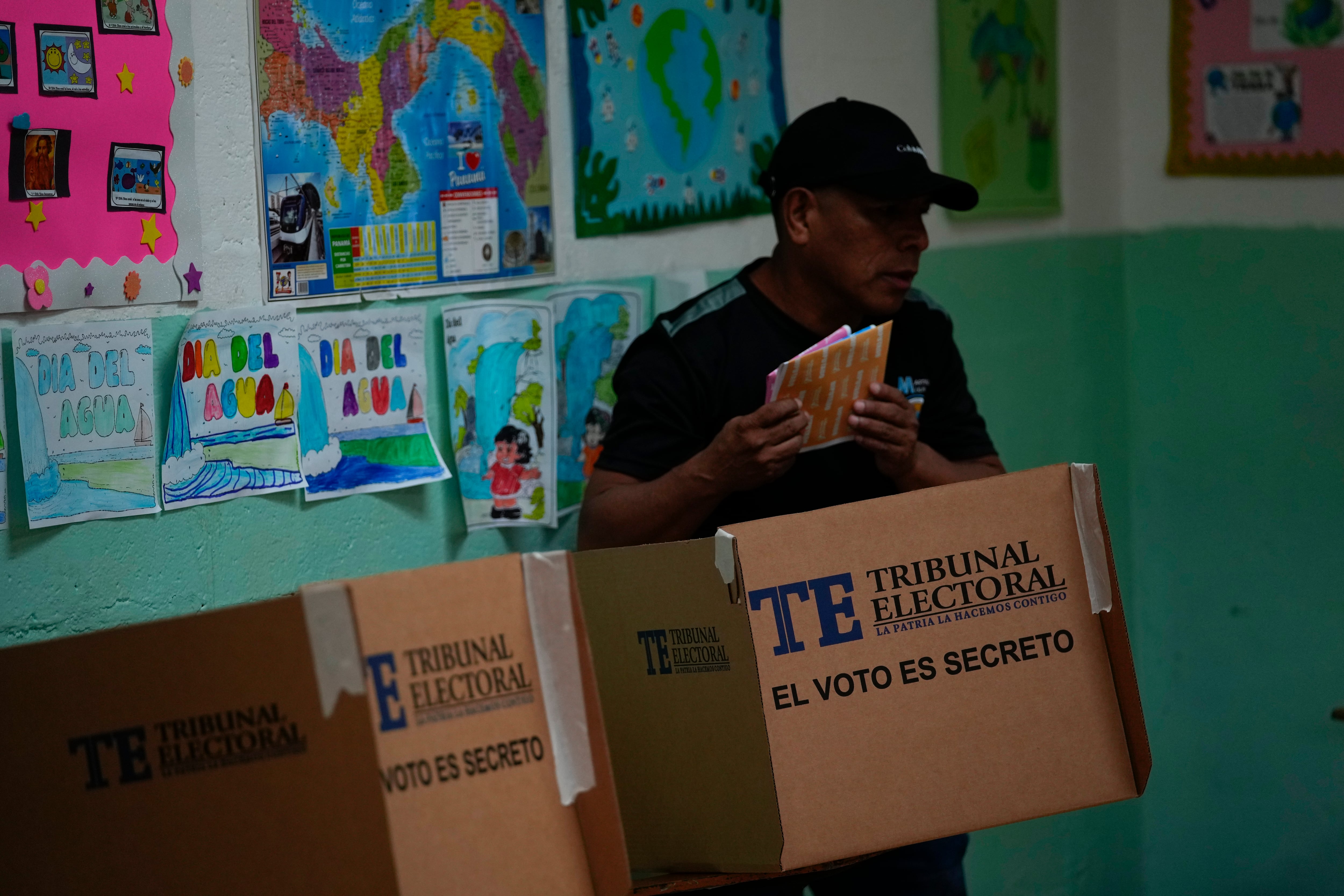 Un votante con su papeleta en la mano en las últimas elecciones generales en Panamá, el domingo 5 de mayo de 2024. (AP Foto/Matías Delacroix)