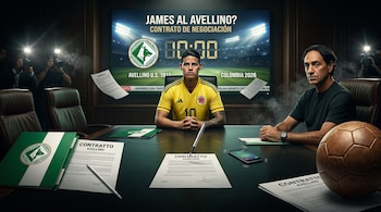 James Rodríguez y Alessandro Nesta sentados junto a documentos de contrato del club Avellino, un teléfono y un balón de fútbol.