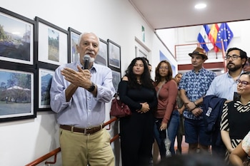 El Museo de la Palabra y la Imagen facilitó fotografías de Monseñor Romero para una propuesta que cruza archivos históricos y recuerdos familiares en El Salvador./ (Centro Cultural de España)