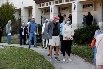 FOTO DE ARCHIVO: Personas mayores de 65 años hacen fila en la clínica de vacunación COVID-19 del Departamento de Salud de Sarasota en Florida, EE. UU. El 4 de enero de 2021. REUTERS / Octavio Jones
