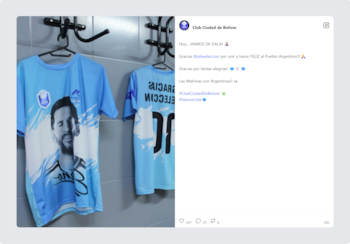 Dos camisetas de fútbol celestes cuelgan de percheros negros. Una muestra el rostro de Lionel Messi y la otra el número diez