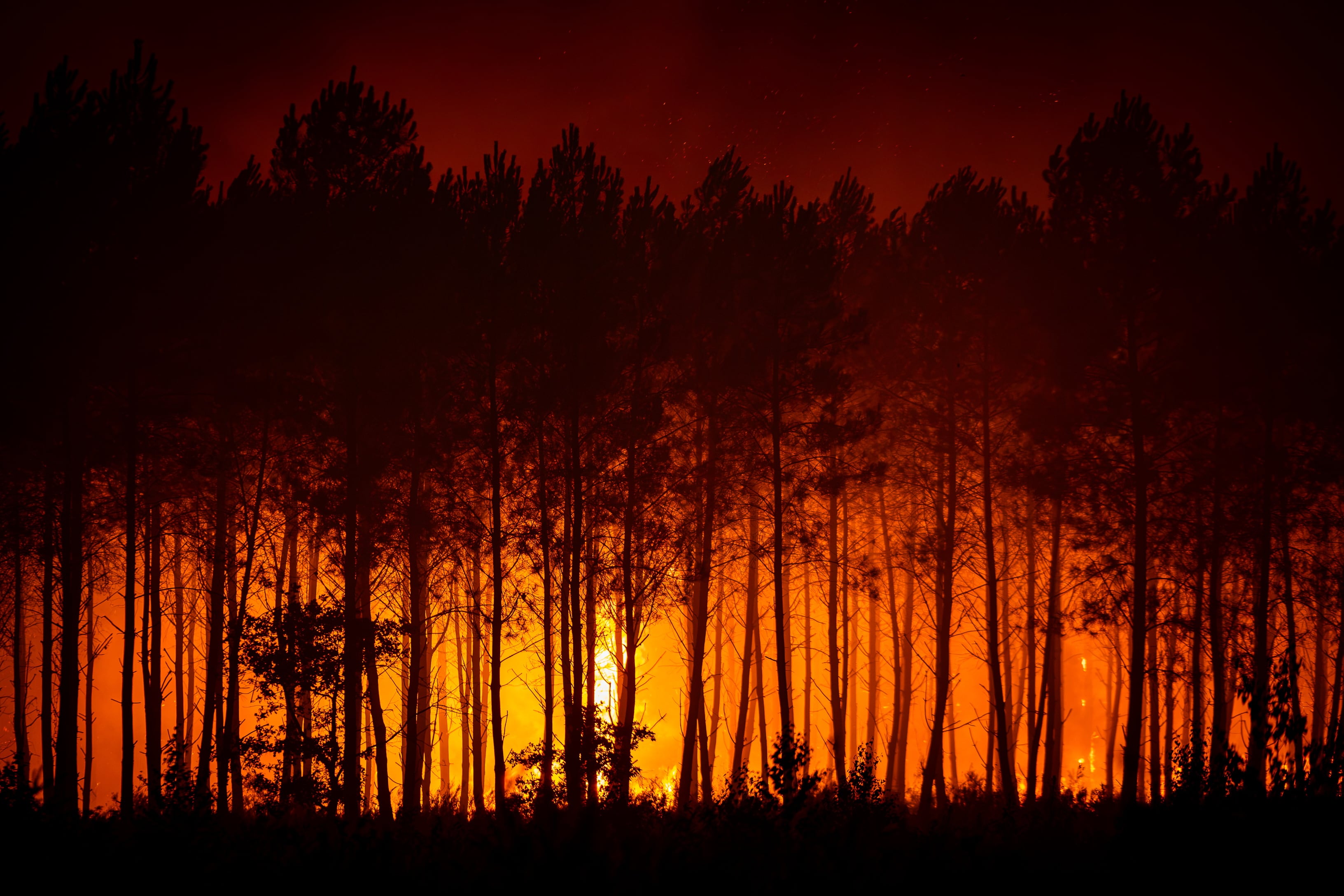 La simultaneidad de los grandes incendios en el sur de Europa desborda el escudo de emergencias de la UE