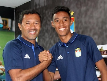 Roberto 'Chorri' Palacios y su hijo Brandon Palacios cuando empezó en el primer equipo de Sporting Cristal. - créditos: Getty Images