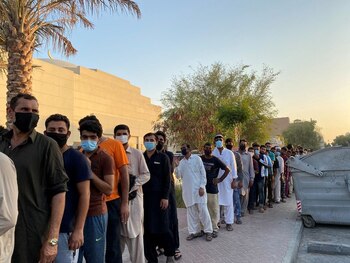 FOTO DE ARCHIVO: Hombres desempleados