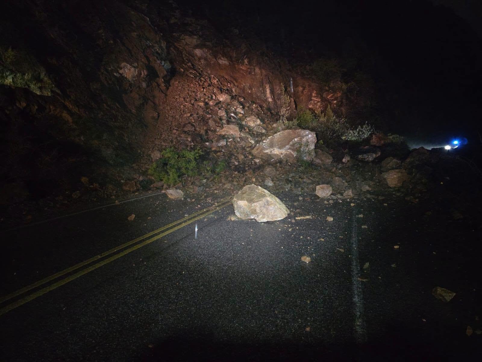 Corte total en la Ruta 40 en Neuquén por derrumbe en el tramo de los Siete Lagos