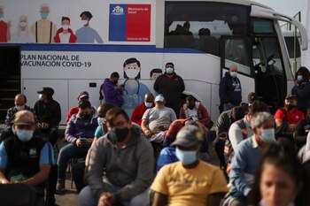 En la imagen, gente esperando