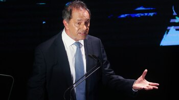 El peronista Daniel Scioli asume