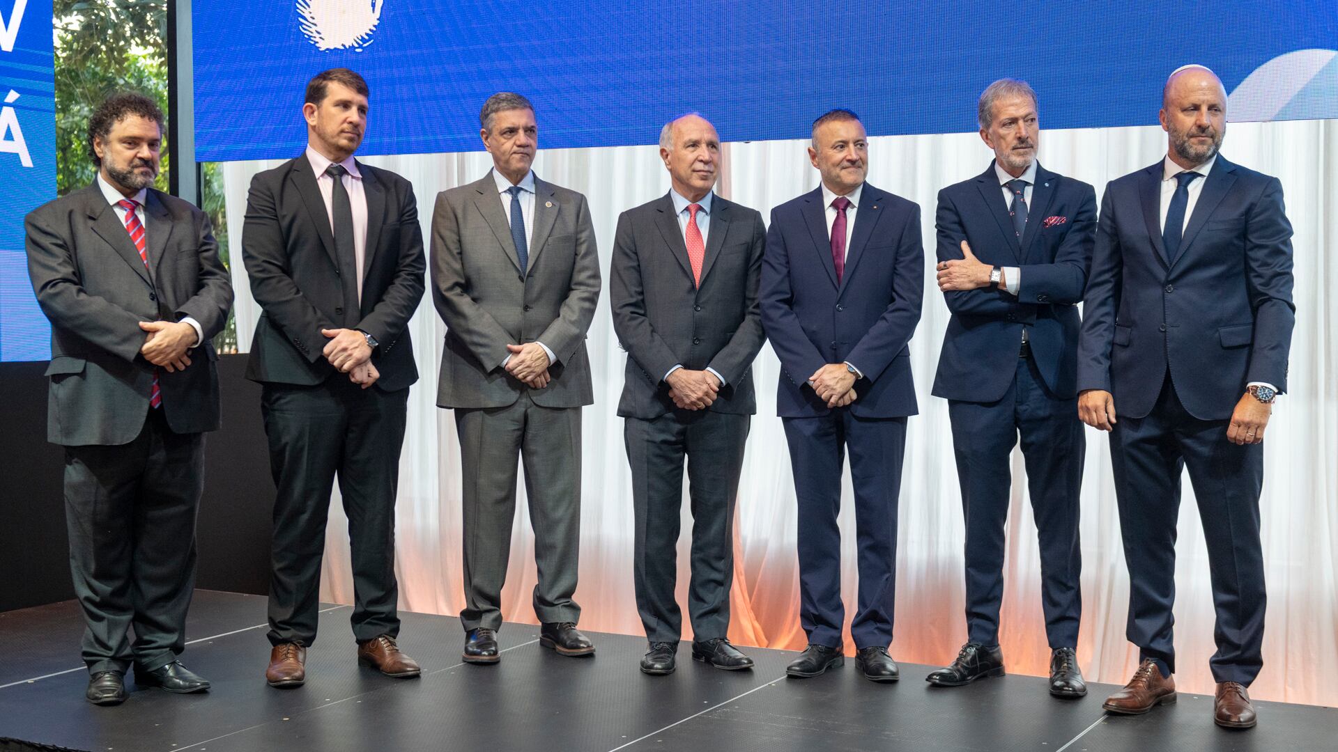 El director ejecutivo del Congreso Judío Latinoamericano, Claudio Epelman; el titular de la DAIA, Mauro Berenstein; el jefe de Gobierno porteño, Jorge Macri; el ministro de la Corte Suprema de Justicia de la Nación, Ricardo Lorenzetti; el titular de AMIA, Osvaldo Armoza; el secretario general del Congreso Judío Latinoamericano, Jorge Knoblovits; y Mariano Borinsky, juez de la Cámara Federal de Casación Penal