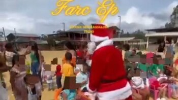 Disfrazados de Papá Noel, guerrilleros