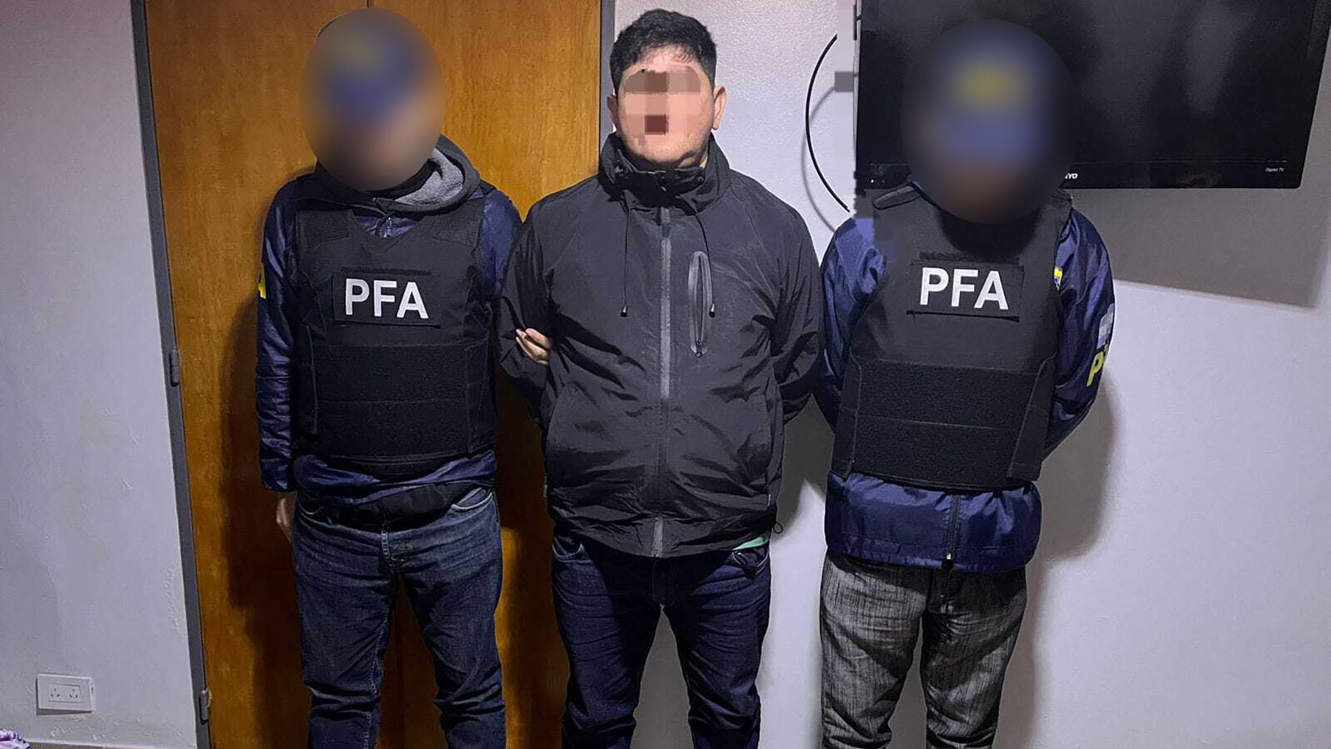 Efectivos de la Policía Federal Argentina custodian a alias Jhimy luego de su detención por liderar una organización de narcotráfico.