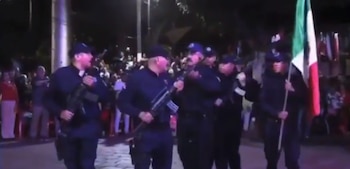 La escolta municipal se partió en dos al realizar un giro durante la ceremonia y los usuarios de redes no tardaron en reaccionar con humor. (Captura de pantalla)