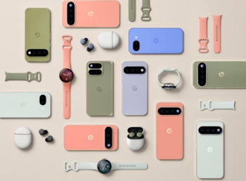 Ocho smartphones Google Pixel, cuatro relojes inteligentes, dos pares de auriculares inalámbricos y varias correas, en tonos pastel sobre un fondo liso beige