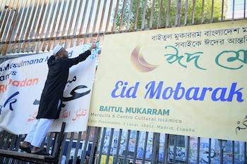 Un hombre cuelga una pancarta