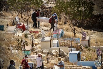 Hombres con mascarillas en Arequipa