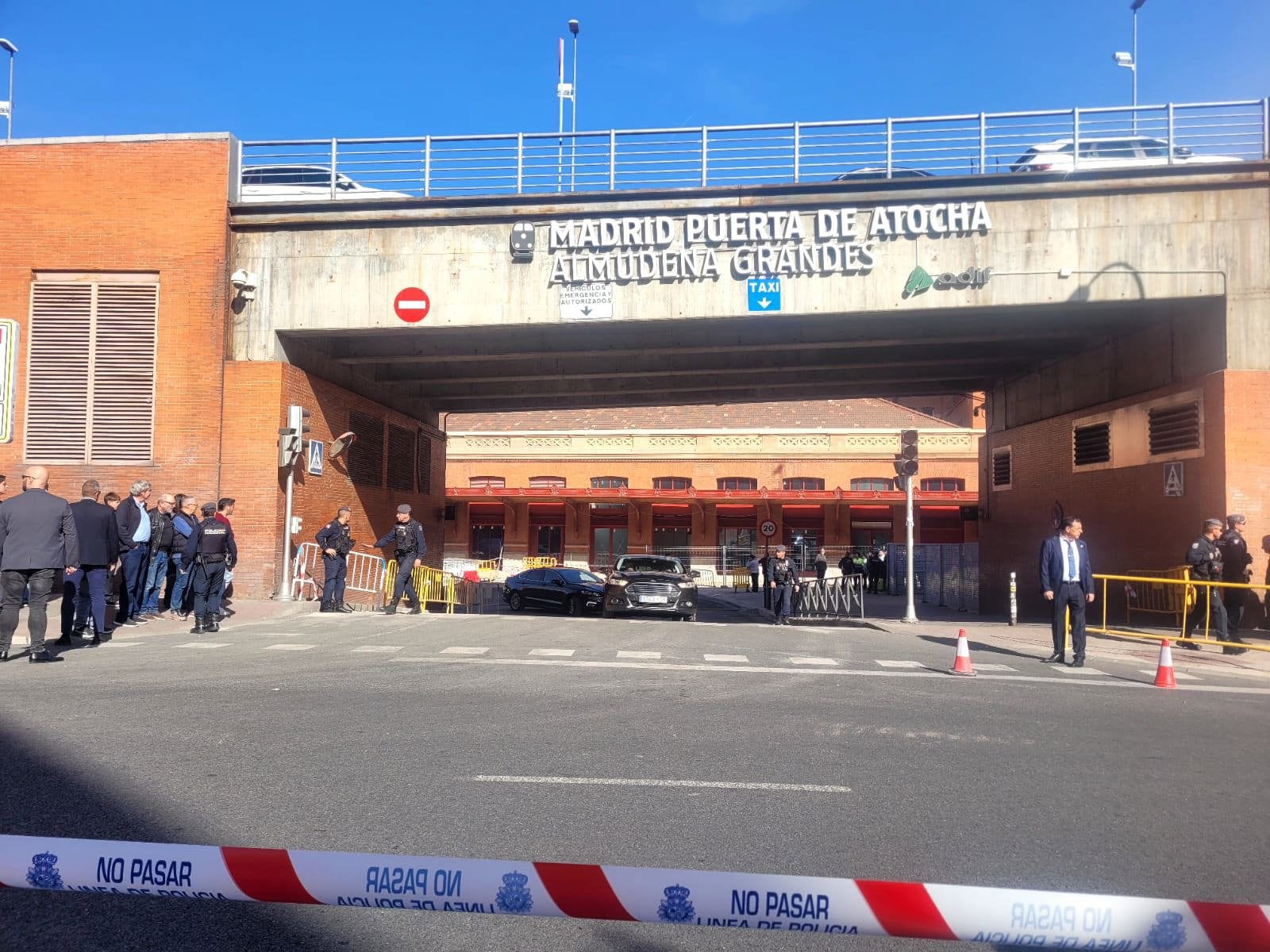 Sánchez visita durante dos horas y media el centro de control H24 de Adif junto a Puente