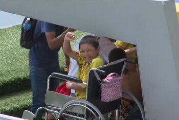 Gesto de los futbolistas de la Selección Colombia con niño