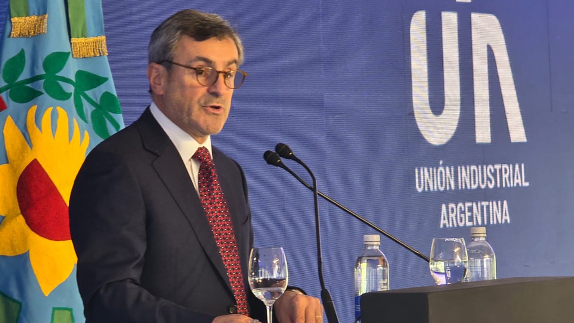 En el acto de la UIA por el Día de la Industria, Martín Rappallini pidió sostener la actividad industrial y advirtió que la caída de la actividad afecta el empleo, el consumo y la inversión.
