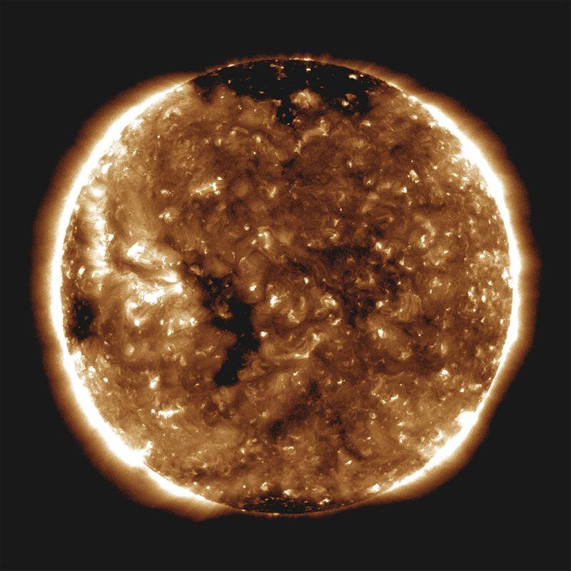 La sonda solar Parker de la NASA observó un viento solar lento que fluía desde un pequeño agujero coronal: el largo y delgado punto negro, visto en el lado izquierdo del sol en esta imagen capturada por el Observatorio de Dinámica Solar de la NASA (NASA vía REUTERS)