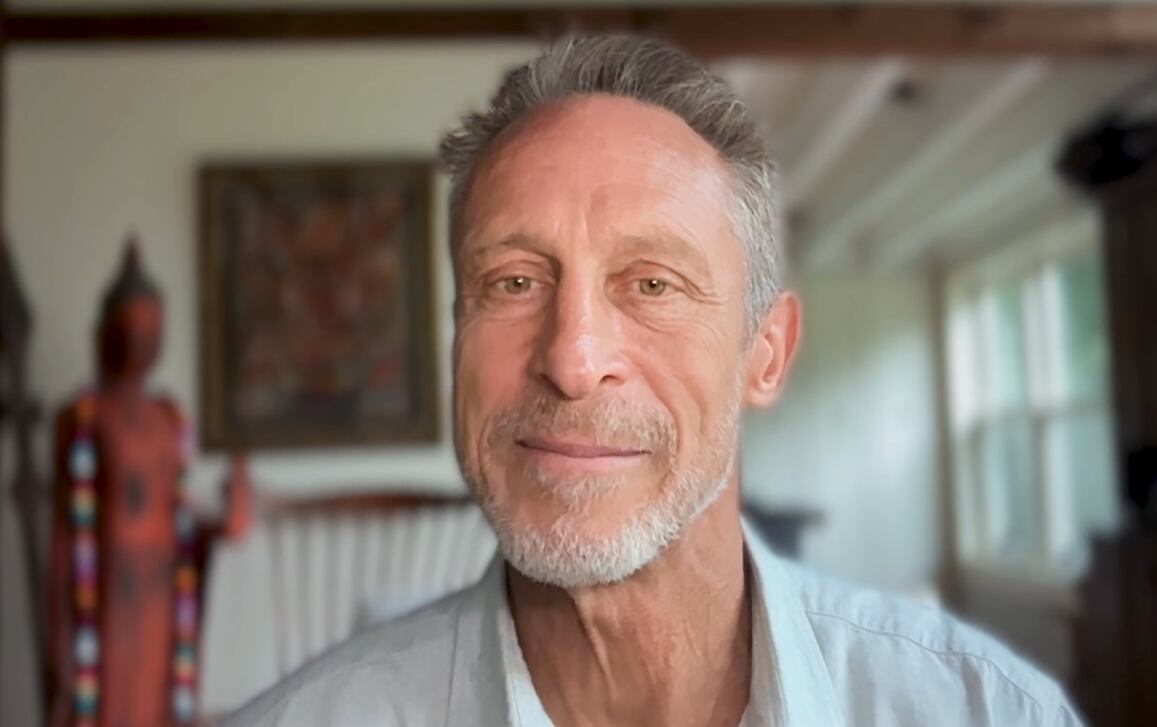 El especialista situó el descanso, la fuerza muscular y la nutrición como los pilares de la longevidad (YouTube/@drmarkhyman)