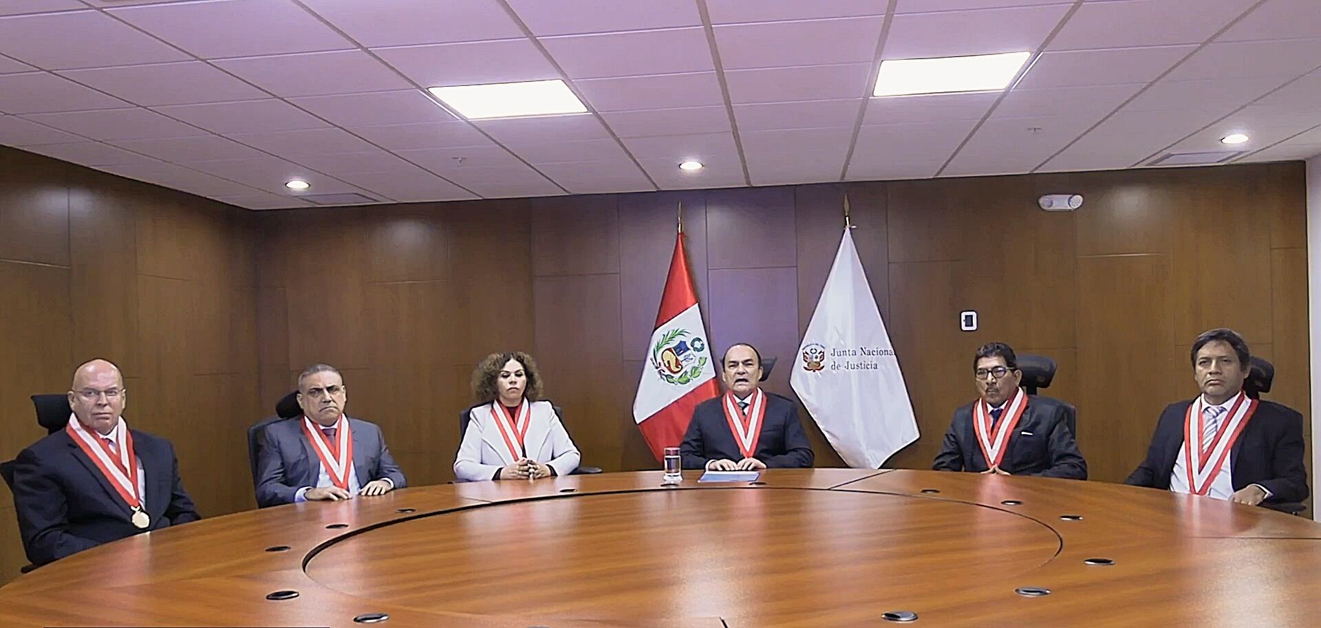 De izquierda a derecha: consejeros Germán Serkovic, Jaime de la Puente, María Teresa Cabrera, Gino Ríos (presidente), Víctor Chanduví, y Cayo Galindo. Foto: captura