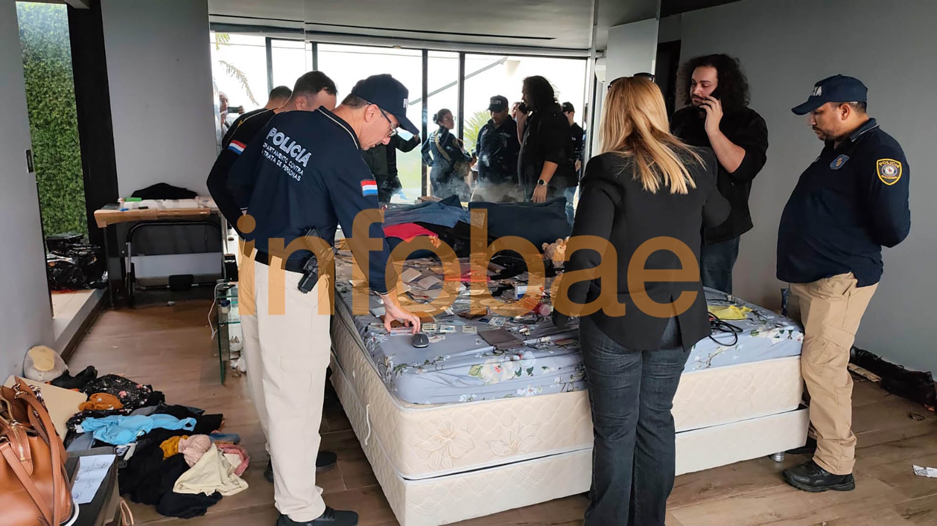 En la vivienda encontraron una habitación con una cama grande y artefactos para realizar filmaciones