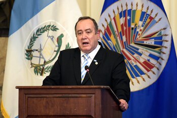 Alejandro Giammattei se despide de